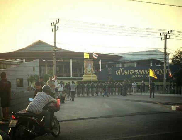 ร.1 รอ. ปิดสนิทห้ามเข้าออก-สโมสรทหารบก ห้ามสื่อเข้า ร.1 รอ. ปิดสนิทห้ามเข้าออก-สโมสรทหารบก ห้ามสื่อเข้า