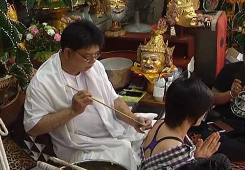 ปลื้มจิตร์ ถินขาว เข้าสักยันต์กับ หนู กันภัย เสริมดวง ปลื้มจิตร์ ถินขาว เข้าสักยันต์กับ หนู กันภัย เสริมดวง