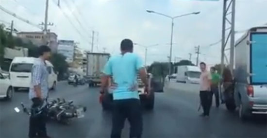 คลิปบ้านป่าเมืองเถื่อน ตีกันยับ กลางถนนเลียบคลองรังสิต คลิปบ้านป่าเมืองเถื่อน ตีกันยับ กลางถนนเลียบคลองรังสิต