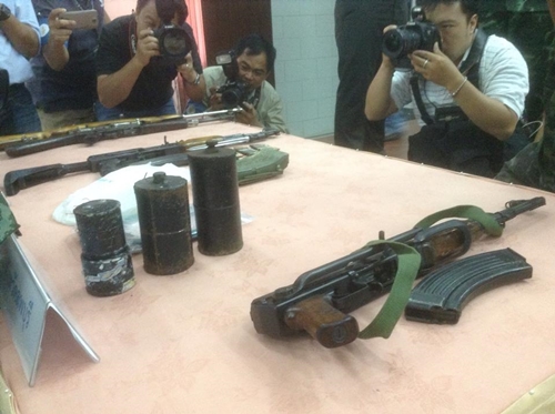 กอ.รส. แถลงจับอาวุธสงคราม-ระเบิดอื้อ ปัดพุ่งเป้าเสื้อแดง กอ.รส. แถลงจับอาวุธสงคราม-ระเบิดอื้อ ปัดพุ่งเป้าเสื้อแดง