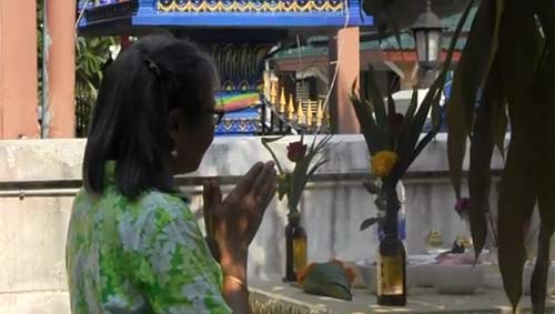 ครูอนุบาล อ้างได้รับคำสั่งจากหลวงพ่อ ทำพิธีแก้บ้านงูเห่าบุก ครูอนุบาล อ้างได้รับคำสั่งจากหลวงพ่อ ทำพิธีแก้บ้านงูเห่าบุก