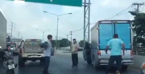 คลิปบ้านป่าเมืองเถื่อน ตีกันยับ กลางถนนเลียบคลองรังสิต คลิปบ้านป่าเมืองเถื่อน ตีกันยับ กลางถนนเลียบคลองรังสิต