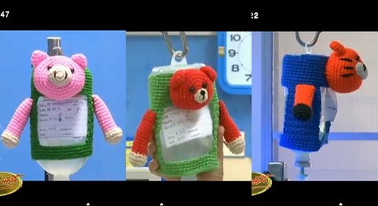 รพ.บ้านหมี่ ผุดไอเดียสวมชุดการ์ตูนให้ถุงน้ำเกลือ เอาใจเด็ก ๆ รพ.บ้านหมี่ ผุดไอเดียสวมชุดการ์ตูนให้ถุงน้ำเกลือ เอาใจเด็ก ๆ