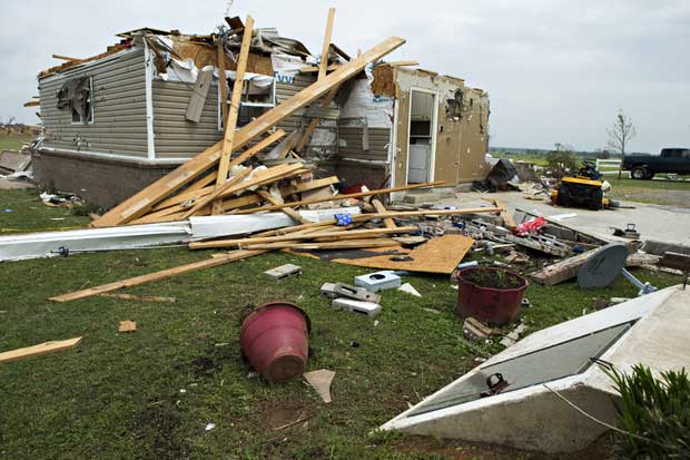 ทอร์นาโดถล่มสหรัฐฯ หลายเมือง สังเวยแล้ว 19 ศพ บ้านพังราบ ทอร์นาโดถล่มสหรัฐฯ หลายเมือง สังเวยแล้ว 19 ศพ บ้านพังราบ