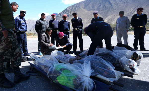 พายุหิมะถล่มเทือกเขาหิมาลัย ประเทศเนปาล พายุหิมะถล่มเทือกเขาหิมาลัย ประเทศเนปาล