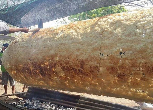 ฮือฮา คนขอนแก่นปั้นข้าวจี่ใหญ่ที่สุดในโลก ฮือฮา คนขอนแก่นปั้นข้าวจี่ใหญ่ที่สุดในโลก