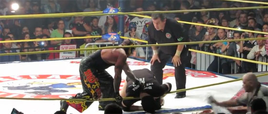 นักมวยปล้ำเม็กซิกันดับคาเวที ขณะ มิสเตริโอ ใช้ท่าไม้ตาย นักมวยปล้ำเม็กซิกันดับคาเวที ขณะ มิสเตริโอ ใช้ท่าไม้ตาย