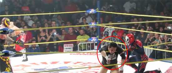 นักมวยปล้ำเม็กซิกันดับคาเวที ขณะ มิสเตริโอ ใช้ท่าไม้ตาย นักมวยปล้ำเม็กซิกันดับคาเวที ขณะ มิสเตริโอ ใช้ท่าไม้ตาย