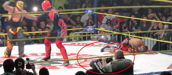 นักมวยปล้ำเม็กซิกันดับคาเวที ขณะ มิสเตริโอ ใช้ท่าไม้ตาย นักมวยปล้ำเม็กซิกันดับคาเวที ขณะ มิสเตริโอ ใช้ท่าไม้ตาย