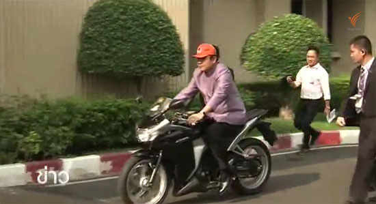 บิ๊กตู่ สุดเท่ ควบบิ๊กไบค์โชว์สื่อ หน้าตึกไทยคู่ฟ้า บิ๊กตู่ สุดเท่ ควบบิ๊กไบค์โชว์สื่อ หน้าตึกไทยคู่ฟ้า