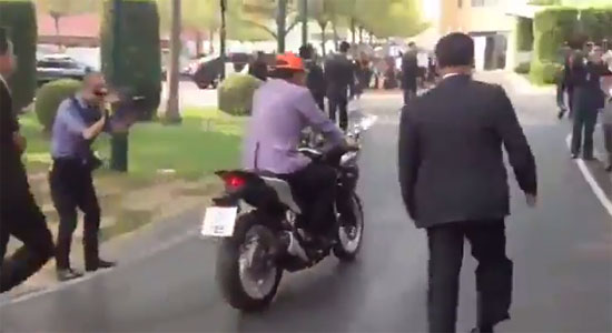 บิ๊กตู่ สุดเท่ ควบบิ๊กไบค์โชว์สื่อ หน้าตึกไทยคู่ฟ้า บิ๊กตู่ สุดเท่ ควบบิ๊กไบค์โชว์สื่อ หน้าตึกไทยคู่ฟ้า