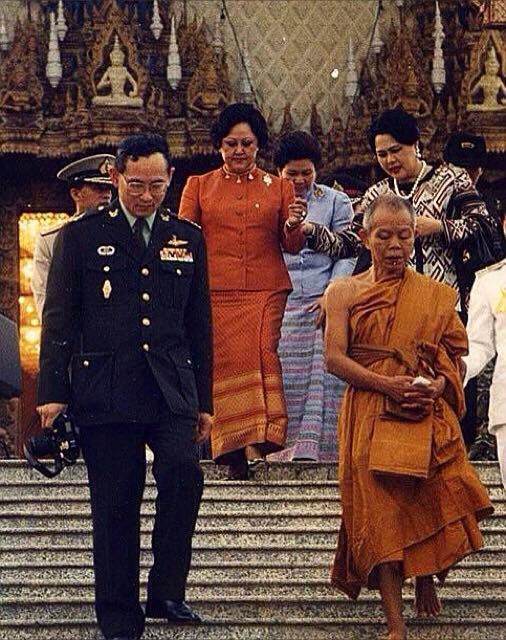 แชร์เรื่องเล่าสุดปีติ เมื่อครั้ง หลวงพ่อคูณ เข้าเฝ้าฯ ในหลวง-พระราชินี แชร์เรื่องเล่าสุดปีติ เมื่อครั้ง หลวงพ่อคูณ เข้าเฝ้าฯ ในหลวง-พระราชินี