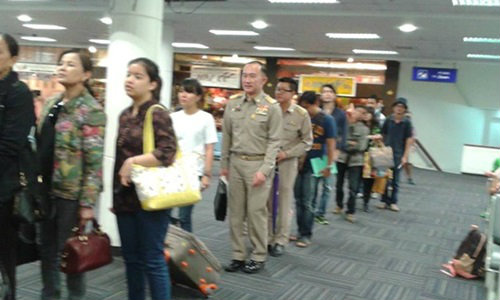 ม.ล.ปนัดดา ต่อคิวร่วมแถวกับประชาชนขึ้นเครื่องบิน ม.ล.ปนัดดา ต่อคิวร่วมแถวกับประชาชนขึ้นเครื่องบิน