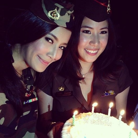 โฆษก ทบ. แจงปาร์ตี้เบิร์ธเดย์ ตั๊น จิตภัสร์ ดาราแต่งลายพราง เป็นแค่สีสัน โฆษก ทบ. แจงปาร์ตี้เบิร์ธเดย์ ตั๊น จิตภัสร์ ดาราแต่งลายพราง เป็นแค่สีสัน