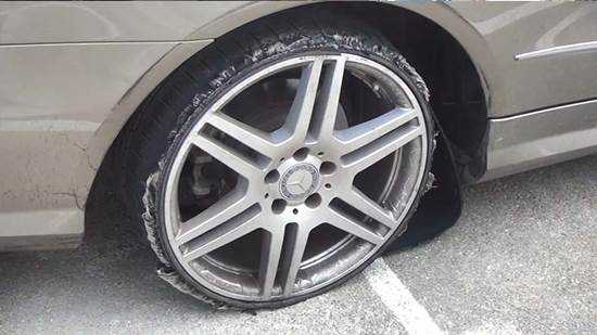 ลูกเศรษฐีลาวซิ่งเบนซ์แหกด่าน ลูกเศรษฐีลาวซิ่งเบนซ์แหกด่าน