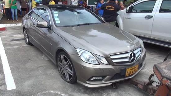 ลูกเศรษฐีลาวซิ่งเบนซ์แหกด่าน ลูกเศรษฐีลาวซิ่งเบนซ์แหกด่าน