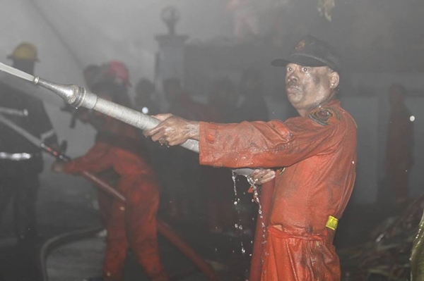 ชาวเน็ตกระหน่ำไลค์-แชร์ ภาพฮีโร่ดับเพลิงเหตุไฟไหม้โรงงานที่พระราม 2 ชาวเน็ตกระหน่ำไลค์-แชร์ ภาพฮีโร่ดับเพลิงเหตุไฟไหม้โรงงานที่พระราม 2