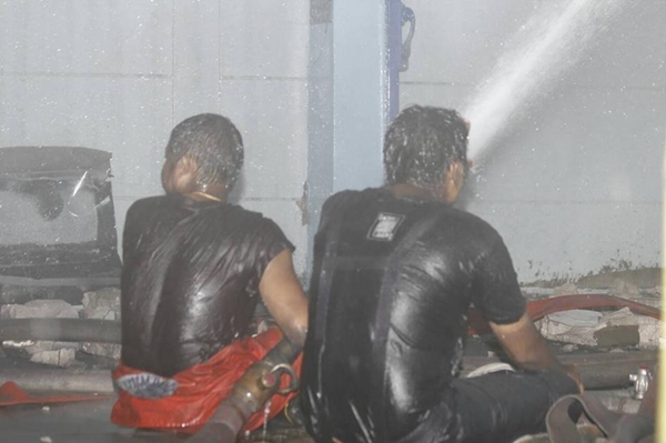 ชาวเน็ตกระหน่ำไลค์-แชร์ ภาพฮีโร่ดับเพลิงเหตุไฟไหม้โรงงานที่พระราม 2 ชาวเน็ตกระหน่ำไลค์-แชร์ ภาพฮีโร่ดับเพลิงเหตุไฟไหม้โรงงานที่พระราม 2