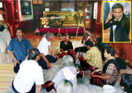 งานศพ พ่อจา พนม ไร้วี่แววพระเอกคนดัง ญาติยังรอ งานศพ พ่อจา พนม ไร้วี่แววพระเอกคนดัง ญาติยังรอ