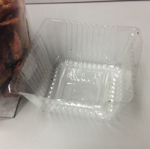 แฉกลโกงแม่ค้าขายขนม ยัดกล่องพลาสติกใส่ไว้ใต้ถุง แฉกลโกงแม่ค้าขายขนม ยัดกล่องพลาสติกใส่ไว้ใต้ถุง