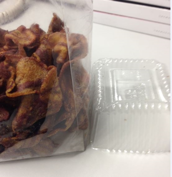 แฉกลโกงแม่ค้าขายขนม ยัดกล่องพลาสติกใส่ไว้ใต้ถุง แฉกลโกงแม่ค้าขายขนม ยัดกล่องพลาสติกใส่ไว้ใต้ถุง