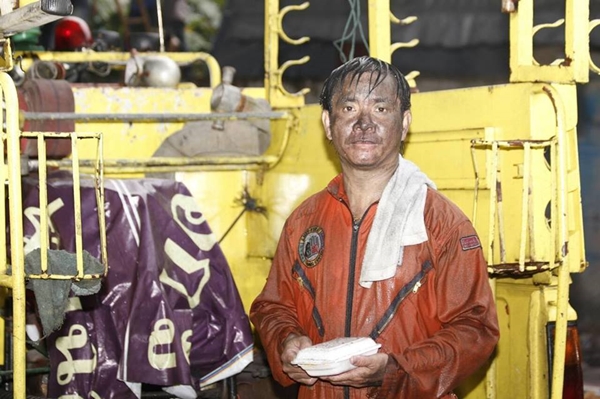 ชาวเน็ตกระหน่ำไลค์-แชร์ ภาพฮีโร่ดับเพลิงเหตุไฟไหม้โรงงานที่พระราม 2 ชาวเน็ตกระหน่ำไลค์-แชร์ ภาพฮีโร่ดับเพลิงเหตุไฟไหม้โรงงานที่พระราม 2