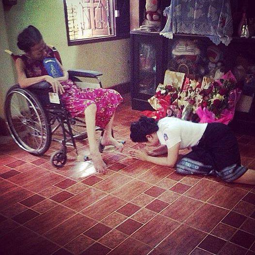 ภาพสาวลาว บัณฑิตป้ายแดง ก้มกราบเท้าแม่ป่วยอัมพาต ภาพสาวลาว บัณฑิตป้ายแดง ก้มกราบเท้าแม่ป่วยอัมพาต