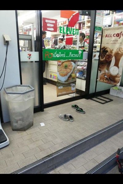เหตุเกิด ณ ร้านเซเว่นฯ เมื่อลูกค้าเห็นพนักงานกำลังถูพื้นอยู่... เหตุเกิด ณ ร้านเซเว่นฯ เมื่อลูกค้าเห็นพนักงานกำลังถูพื้นอยู่...