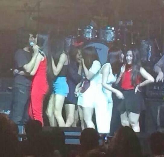 ภาพ เสก โลโซ จูบปากสาวเรียงคิวบนเวที ภาพ เสก โลโซ จูบปากสาวเรียงคิวบนเวที