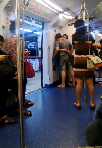 คลิปชายหญิงนัวเนียในรถไฟฟ้า ไซร้คอ ร่างแทบสิงกัน คลิปชายหญิงนัวเนียในรถไฟฟ้า ไซร้คอ ร่างแทบสิงกัน