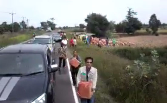 รถบรรทุกเบียร์เทกระจาด อึ้ง ชาวบ้านเฮโลขนลังหนี รถบรรทุกเบียร์เทกระจาด อึ้ง ชาวบ้านเฮโลขนลังหนี