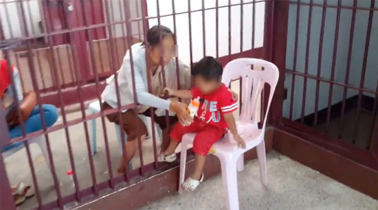 คลิปเด็กร้องไห้หายายหน้าห้องขัง คลิปเด็กร้องไห้หายายหน้าห้องขัง