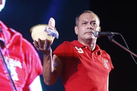 ณัฐวุฒิ แค้นแทน ยิ่งลักษณ์ เตะกระโถนติดรูป สุเทพ โชว์บนเวที นปช. ณัฐวุฒิ แค้นแทน ยิ่งลักษณ์ เตะกระโถนติดรูป สุเทพ โชว์บนเวที นปช.