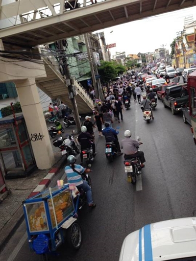 หมอตุลย์ รวมพลมวลชนหน้า CTW ค้านนิรโทษฯ-เขาพระวิหาร หมอตุลย์ รวมพลมวลชนหน้า CTW ค้านนิรโทษฯ-เขาพระวิหาร