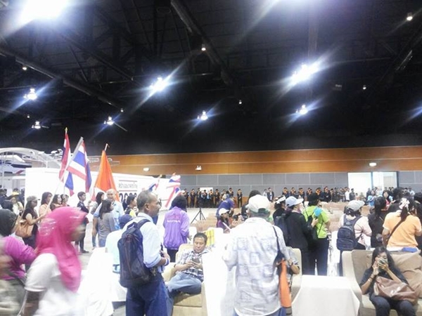 เวที 2 ล้านล้าน มอ.หาดใหญ่ ล่ม ! ถูกพลังมวลชนบุกยึดเวที เวที 2 ล้านล้าน มอ.หาดใหญ่ ล่ม ! ถูกพลังมวลชนบุกยึดเวที