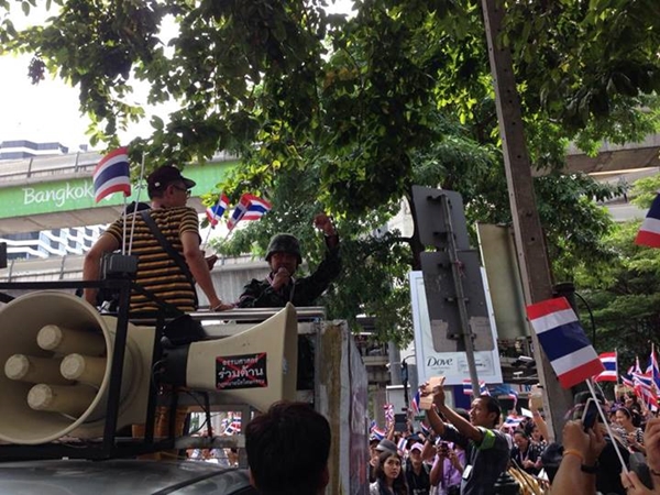 หมอตุลย์ รวมพลมวลชนหน้า CTW ค้านนิรโทษฯ-เขาพระวิหาร หมอตุลย์ รวมพลมวลชนหน้า CTW ค้านนิรโทษฯ-เขาพระวิหาร