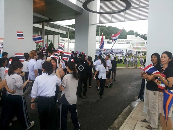 เวที 2 ล้านล้าน มอ.หาดใหญ่ ล่ม ! ถูกพลังมวลชนบุกยึดเวที เวที 2 ล้านล้าน มอ.หาดใหญ่ ล่ม ! ถูกพลังมวลชนบุกยึดเวที