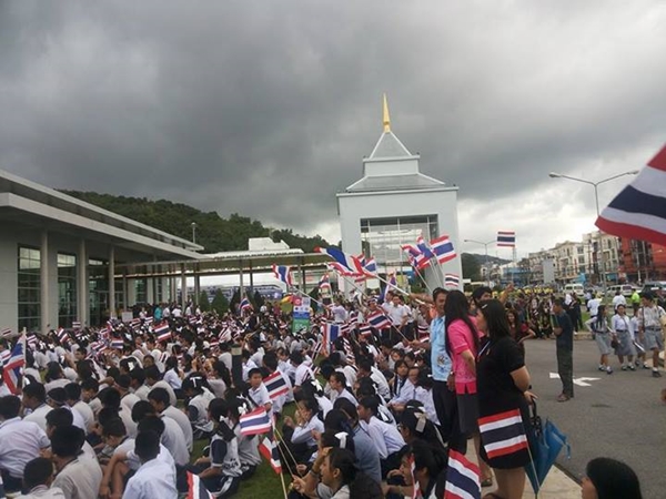 เวที 2 ล้านล้าน มอ.หาดใหญ่ ล่ม ! ถูกพลังมวลชนบุกยึดเวที เวที 2 ล้านล้าน มอ.หาดใหญ่ ล่ม ! ถูกพลังมวลชนบุกยึดเวที