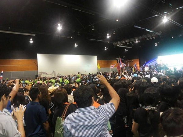 เวที 2 ล้านล้าน มอ.หาดใหญ่ ล่ม ! ถูกพลังมวลชนบุกยึดเวที เวที 2 ล้านล้าน มอ.หาดใหญ่ ล่ม ! ถูกพลังมวลชนบุกยึดเวที