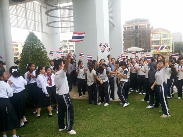 เวที 2 ล้านล้าน มอ.หาดใหญ่ ล่ม ! ถูกพลังมวลชนบุกยึดเวที เวที 2 ล้านล้าน มอ.หาดใหญ่ ล่ม ! ถูกพลังมวลชนบุกยึดเวที