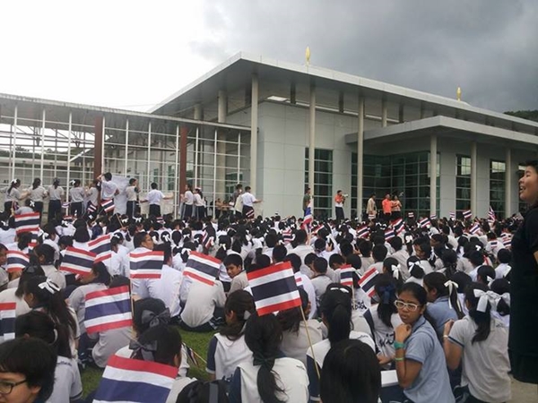 เวที 2 ล้านล้าน มอ.หาดใหญ่ ล่ม ! ถูกพลังมวลชนบุกยึดเวที เวที 2 ล้านล้าน มอ.หาดใหญ่ ล่ม ! ถูกพลังมวลชนบุกยึดเวที