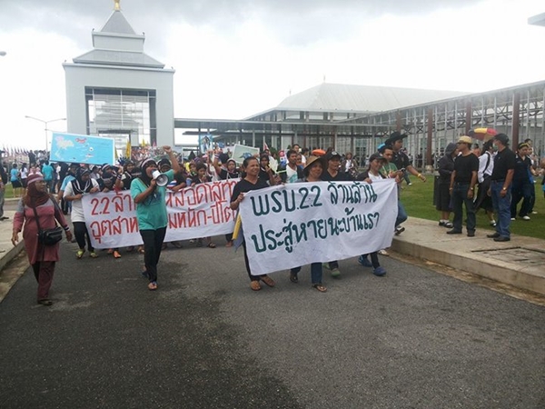 เวที 2 ล้านล้าน มอ.หาดใหญ่ ล่ม ! ถูกพลังมวลชนบุกยึดเวที เวที 2 ล้านล้าน มอ.หาดใหญ่ ล่ม ! ถูกพลังมวลชนบุกยึดเวที
