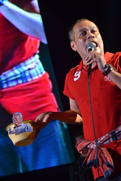 ณัฐวุฒิ แค้นแทน ยิ่งลักษณ์ เตะกระโถนติดรูป สุเทพ โชว์บนเวที นปช. ณัฐวุฒิ แค้นแทน ยิ่งลักษณ์ เตะกระโถนติดรูป สุเทพ โชว์บนเวที นปช.