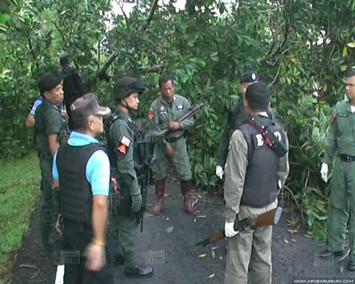 มทภ.4 ปัด ประกาศเคอร์ฟิว 6 ตำบล ล่าโจรใต้ แต่ใช้กฎอัยการศึก มทภ.4 ปัด ประกาศเคอร์ฟิว 6 ตำบล ล่าโจรใต้ แต่ใช้กฎอัยการศึกมทภ.4 ปัด ประกาศเคอร์ฟิว 6 ตำบล ล่าโจรใต้ แต่ใช้กฎอัยการศึก