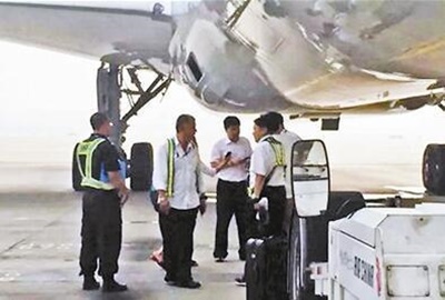 สาวป่วนวิ่งขวางเครื่องบินบนรันเวย์ สาวป่วนวิ่งขวางเครื่องบินบนรันเวย์