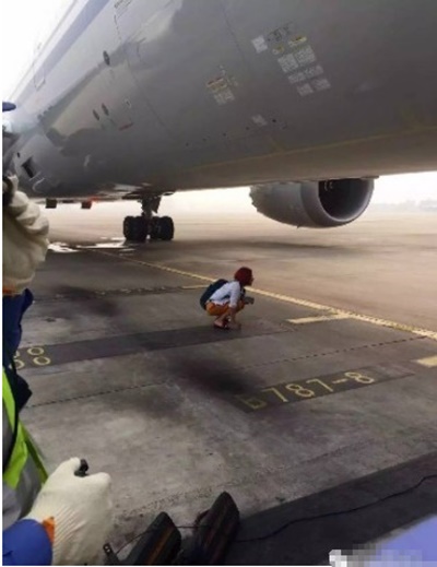 สาวป่วนวิ่งขวางเครื่องบินบนรันเวย์ สาวป่วนวิ่งขวางเครื่องบินบนรันเวย์