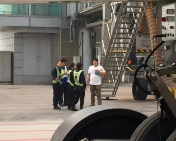 สาวป่วนวิ่งขวางเครื่องบินบนรันเวย์ สาวป่วนวิ่งขวางเครื่องบินบนรันเวย์