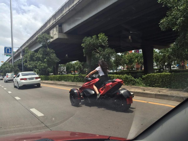 นักศึกษาหญิงขี่มอเตอร์ไซค์หรู ไม่สวมหมวกกันน็อ นักศึกษาหญิงขี่มอเตอร์ไซค์หรู ไม่สวมหมวกกันน็อ