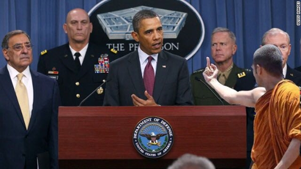 พระชูนิ้วกลาง พระชูนิ้วกลาง