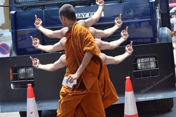 พระชูนิ้วกลาง พระชูนิ้วกลาง